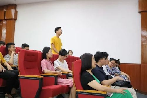 壹定发艺术家石叔诚与特邀艺术家顾平受邀于成都大学东盟艺术学院、音乐与舞蹈学院艺术实践周开展公开课